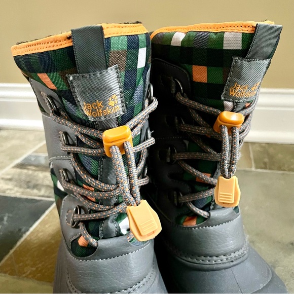 Jack Wolfskin•6•Waterproof~Warmly Insulated•Toggled Drawcord Closure•Lightweight - Picture 3 of 16